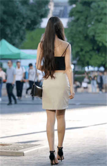 吴月没钱还债以身抵债
