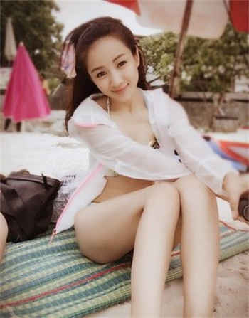 鞠婧祎泳游照片