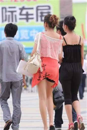 妻子和快递员发生的