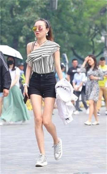 钰慧坐去卫生间看到建文