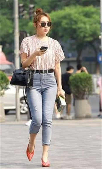 鞠婧祎衣服掉落