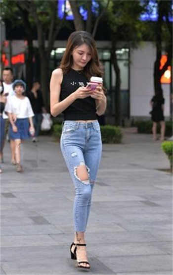 租住房里单身妈妈与儿子